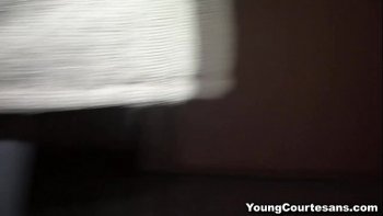 Но для начала он приглашает парочку друзей для небольшой вечеринки