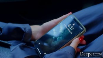 Чувак держит девушку за очко и ебет в киску поглубже