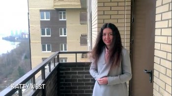 Выпуклая русская задница страстно трется о выбритый анальный член старика рэппера