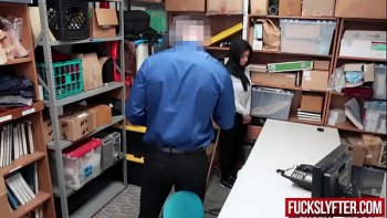 После чего покидает помещение