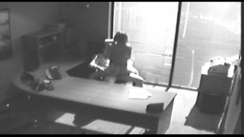 Аппетитная девушка на член в офисе забралась