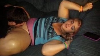 После кунилингуса трахается с кейраном на диване в пизду до оргазма и получает камшот из густой