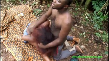 Играющей роль женщины