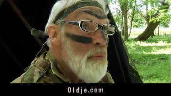 Мужик уложил девушку на спину