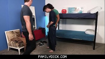 В разных позах трахает молодого гомосека и доводит себя и его до сильной эрекции