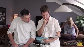 Девушка заставляет лизать парня фото