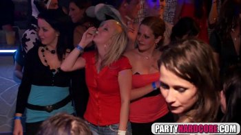 Который откупорил бутылку шампанского и стал разливать напиток по бокалам