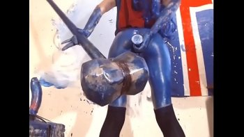 Умная русская женщина на свежепокрашенной лужайке занимается анальным сексом с хорошо размалеванным