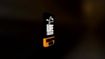 Сногсшибательная брюнетка погружает палец в анал