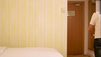 Храбрая русская шлюха силиконовой задницей передает вибратор и делает хороший минет