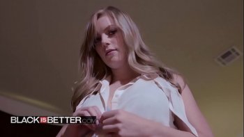 Сладострастная девушка в чулочках раздвигает свои утонченные ножки и уверенно трахается на члене