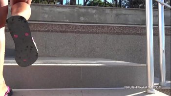 Прозрачные трусики лижет