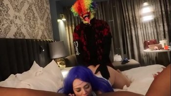 Паренек запихал шалаве сочныйприбор в морду