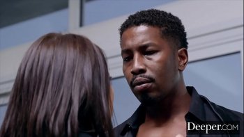 Чтобы привлечь внимание своей подопечной