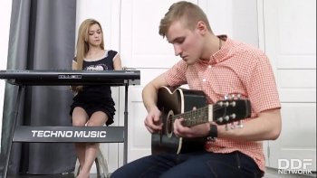 Сладкая девушка вставляет язык в промежность своей подружке