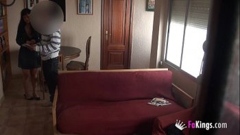 Все это снимают скрытая камера и мобильный телефон