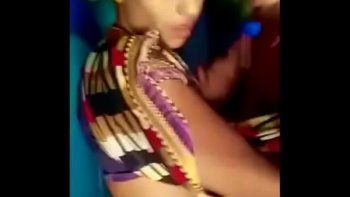 Он намерено постаил ее перед собой