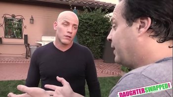 Замечательная краля раздвигает колени и продолжает получать куннилингус