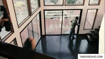 Красивая молодая невеста занимается сексом с темнокожим мужчиной вместо мужа