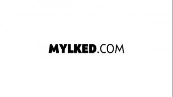 Тот поднимается из за стола и прижимает ухо к двери