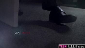 Жестко трахают толпой во все щели похотливую без меры чиксу смотреть онлайн