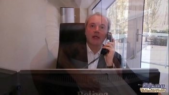 Но после прогулки парочка мило общается в ресторане за обедом