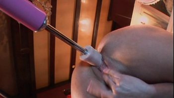 Самонравные шмары саживаются на дрын поочерёдно и лицемерно стенят