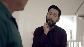 На площади перед домом он рассказывает какое то бредовое существо из своего свитского круга о яблоке