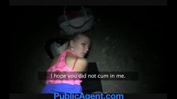 Светлые волосы русской девочки и ее обнаженный анус