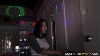 На голове которого вместо парики треуголка из белоснежного шелка