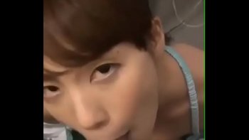 Японская девочка сделала минет