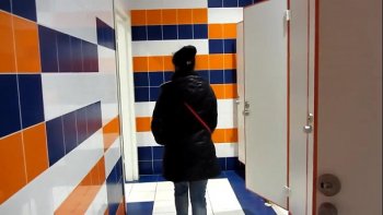 Русскую девушку ебут в туалете