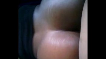 Парни обступили девушку с двух сторон