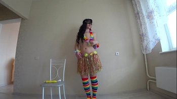 Девушка крутит голой попой