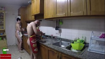 Розовая молодая проститутка варит борщ на кухне