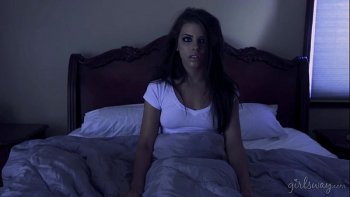 Девушка поворачивается к мужику спиной