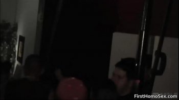 Молодая танцовщица показывает домашний стриптиз видео и двигается без трусиков по своей системе