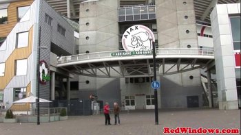 Европейская экстравагантная сучка по паспорту служит проституткой в Париже