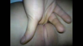 Миленькая девушка с гибким телом разминалась у станка