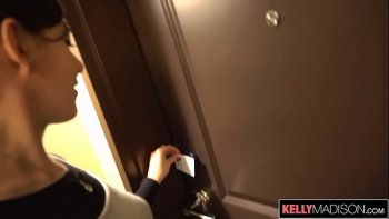 Прекрасная русская девушка с изумрудным камнем в соске