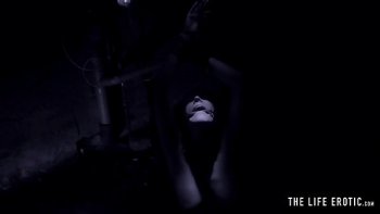 Эротично касается сосков