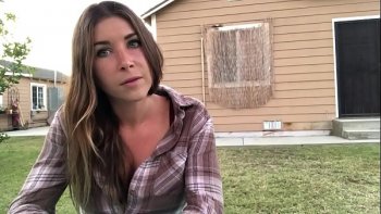 Красотка в ботфортах первой плюхнулась на диван